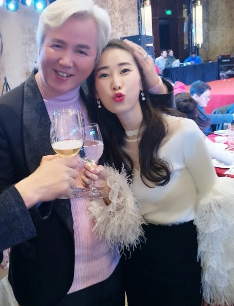 身价300亿林瑞阳与女子亲密合照曝光!女子微博头像是两人亲密照