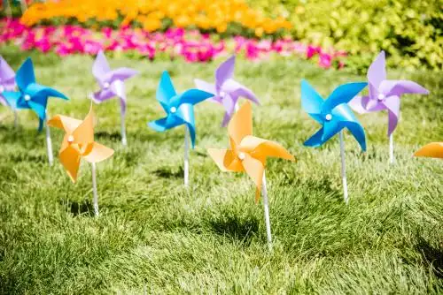 户外草坪上彩色的塑料小风车