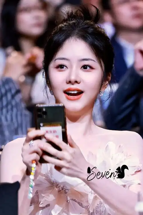 超话01#谭松韵银河抹胸羽毛长裙#镜头下的每一个你93@谭松韵seven