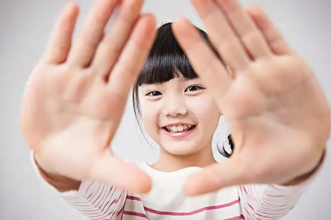 露齿微笑图片_全景网