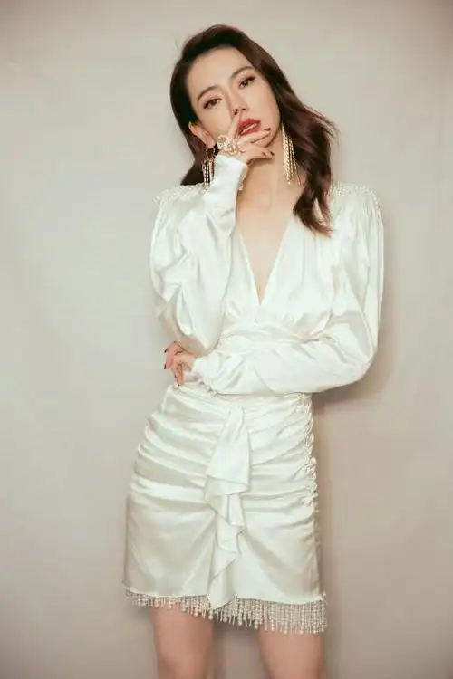 戚薇一袭复古白裙,尽显本色气质