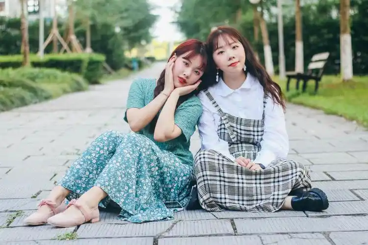 姐妹拍照不会摆姿势怎么办看这里