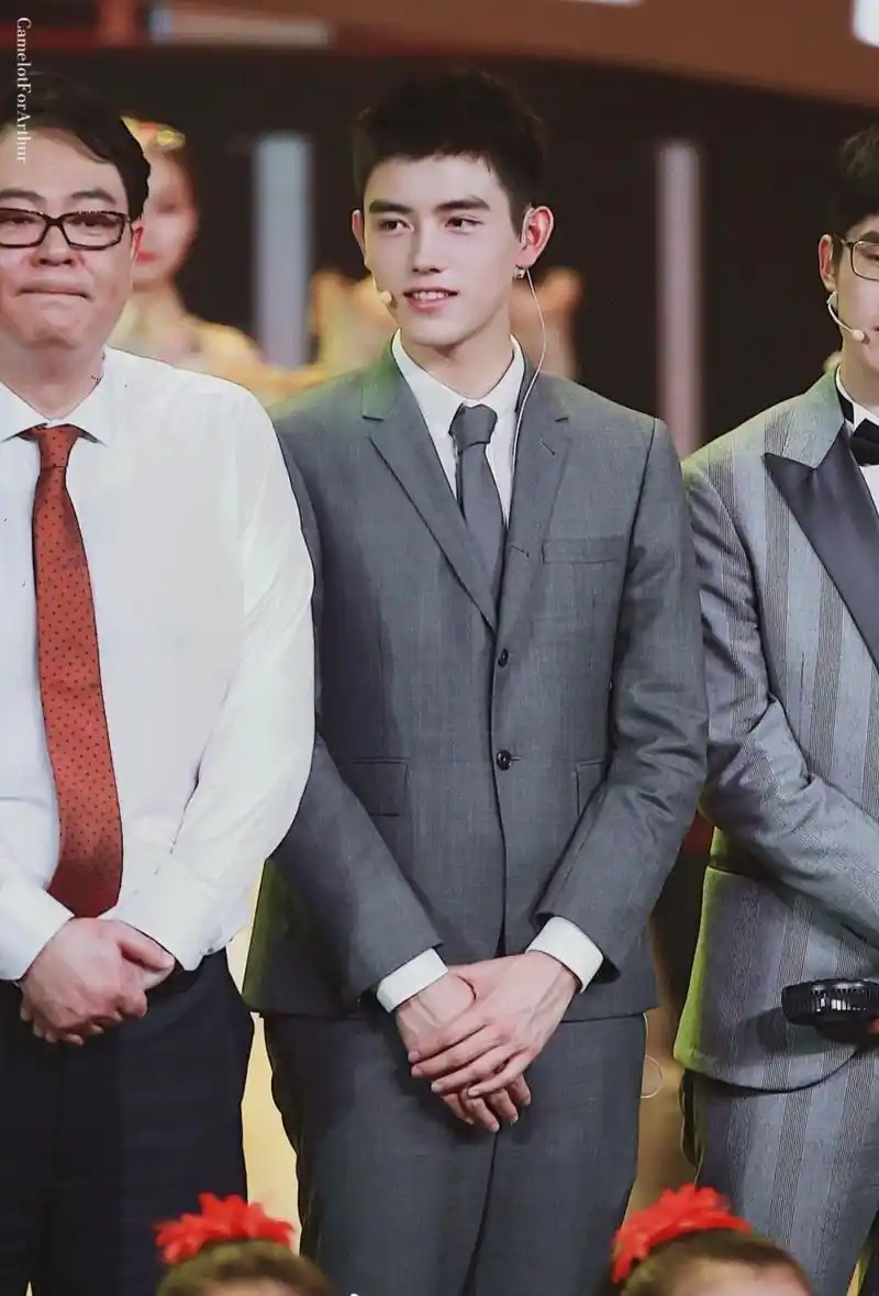 网友表示陈飞宇刘昊然的对比图太好笑了,生图和海报的对比,是土娃们