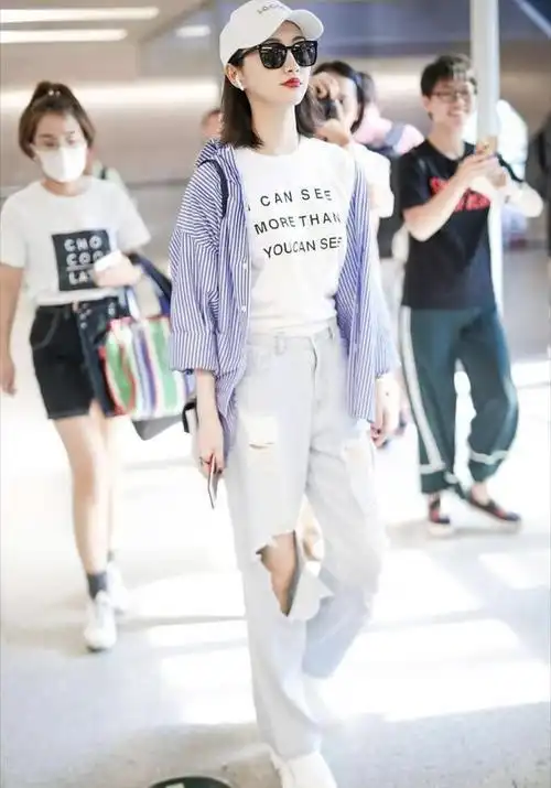 看景甜机场穿搭领悟简约系韩式精髓