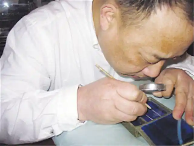 他是中国微雕大师2根头发丝上雕出260字怎么做到的