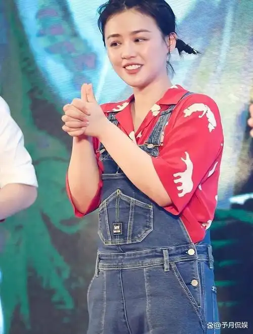 马思纯发胖后,整个人五官的立体度消失,但也恰好体现出了马思纯眼睛的