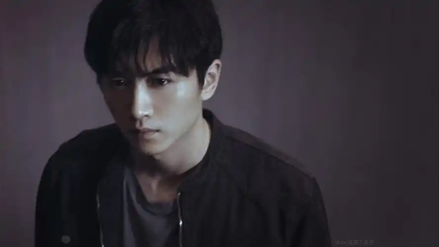 金小天随欧阳来到客栈,一直等着交易的人没来,欧阳突然接到电话,马上