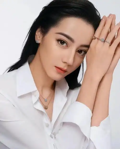 迪丽热巴衬衫背头造型未免也太酷了叭,怼脸拍真的好米|迪丽热巴|造型