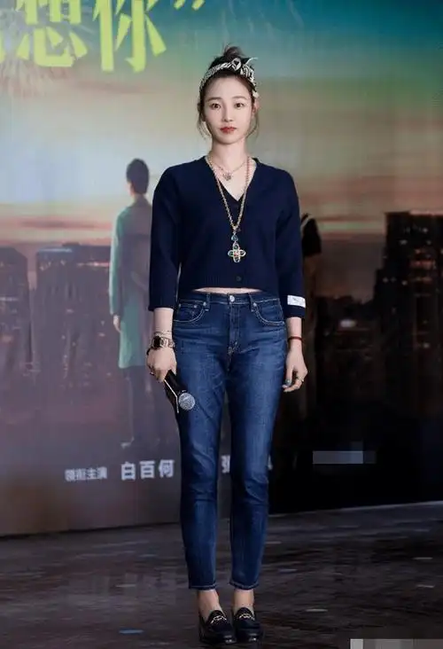 白百何这套短款针织搭配紧身牛仔裤的穿法非常活泼,看起来特别有朝气