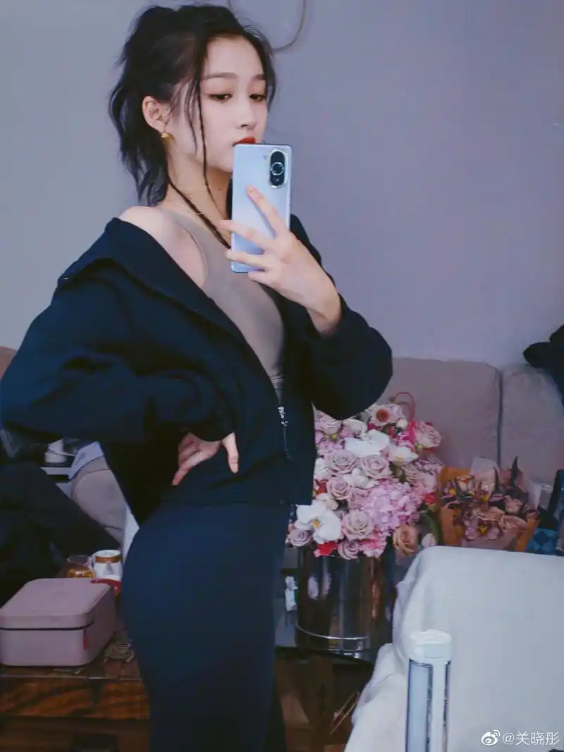 关晓彤写道:"我可能是吸收太好了,每一口都没白吃".