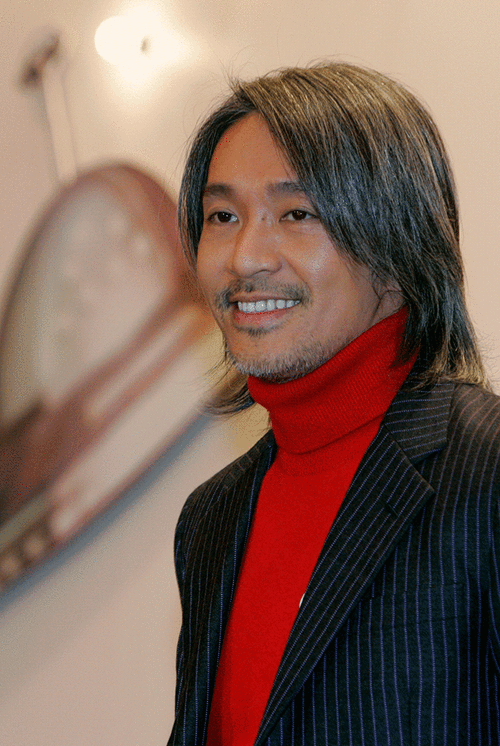 网友偶遇57岁周星驰面容消瘦,发色更白