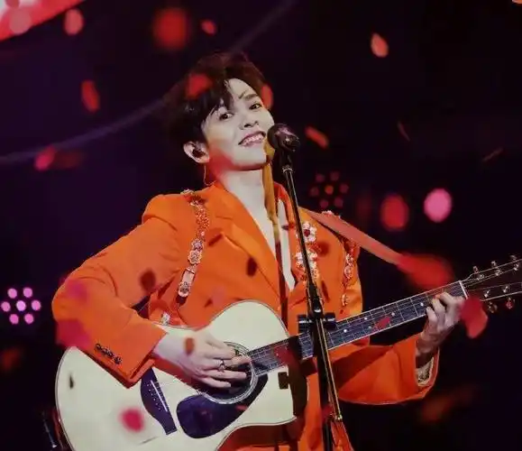 场馆外早早就挤满了他的忠实歌迷和应援团,足以见得尤长靖的人气之高.