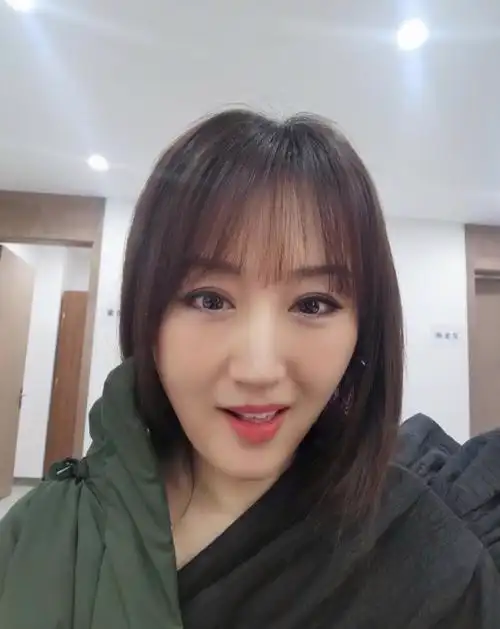 50岁杨钰莹自拍美颜过度被网友吐槽脸歪嘴斜