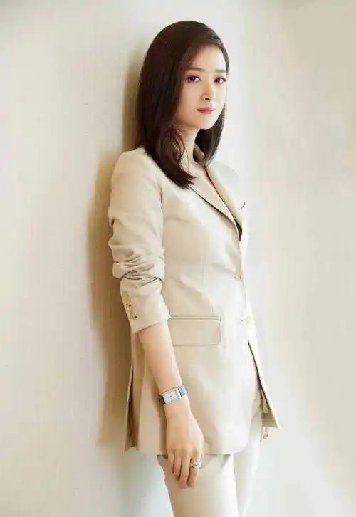 原创蒋欣身材虽丰腴但比例很好穿黑上衣配喇叭裤有大号超模既视感