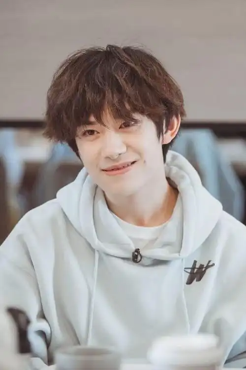 易烊千玺阳光正好邂逅治愈微笑感受春日温暖