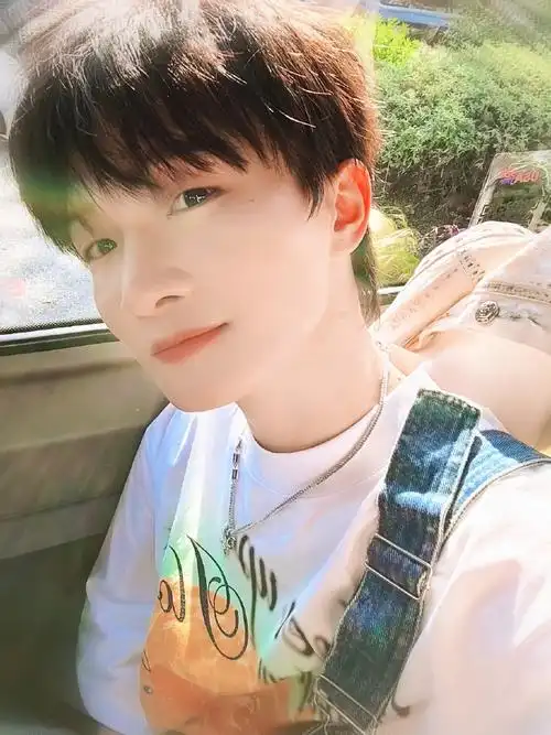 29hz巡回演唱会##周深#  周深饱饱的自拍越来越可爱啦