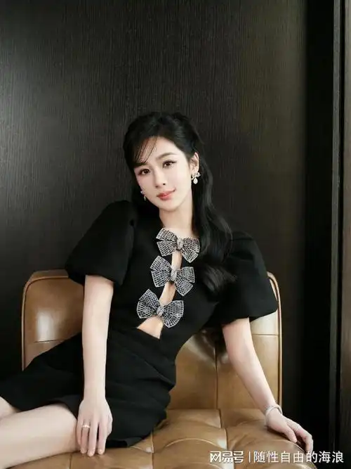 杨紫新造型释出黑色镂空蝴蝶结式短裙造型让人惊艳知性又优雅