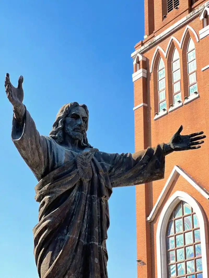 独墅湖教堂-耶稣雕像 去的时候水杉还是绿色,阳光透过树的缝隙在水面