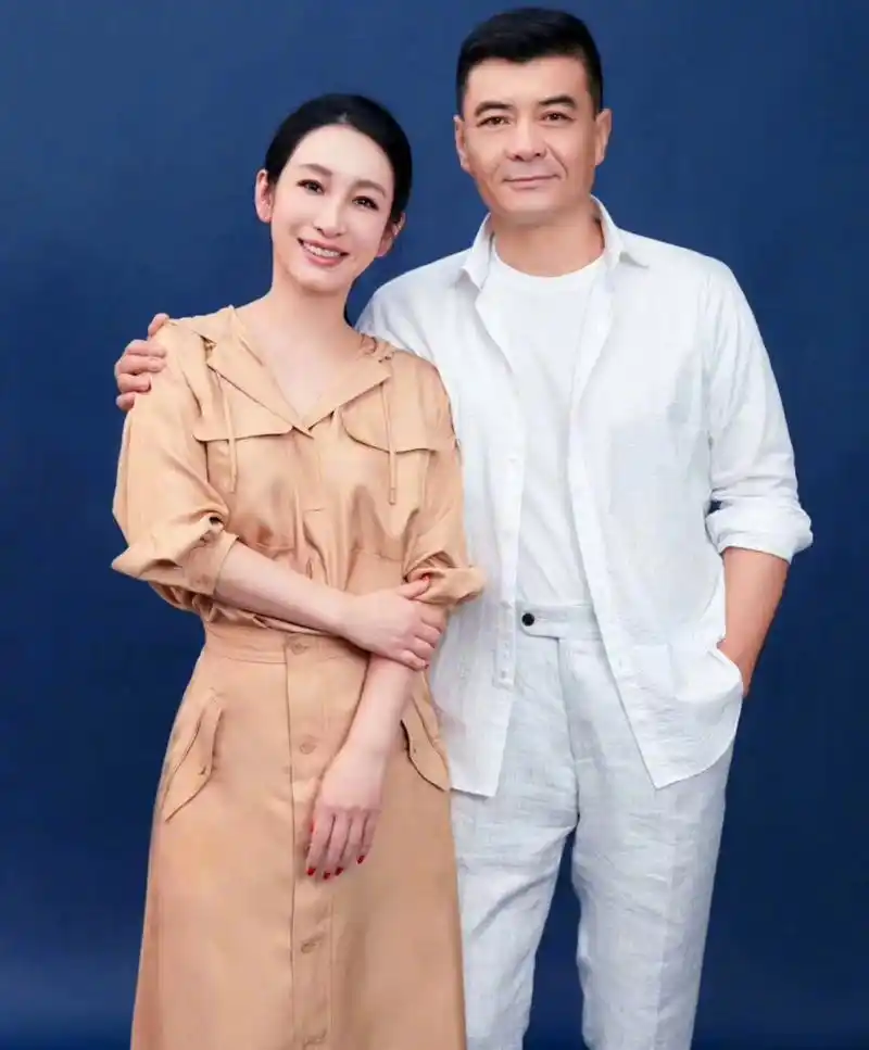 秦海璐和爱人王新军幸福照.