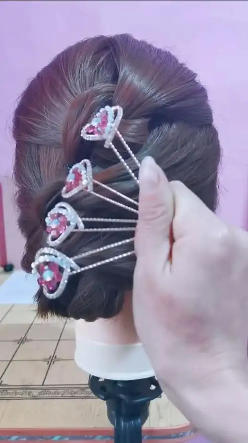 穿旗袍就要这样扎头发,好看极了