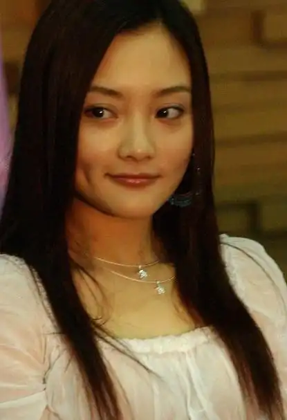 李小璐在刚出道的时候可谓就是事业巅峰期了,那时候的她还非常的清纯