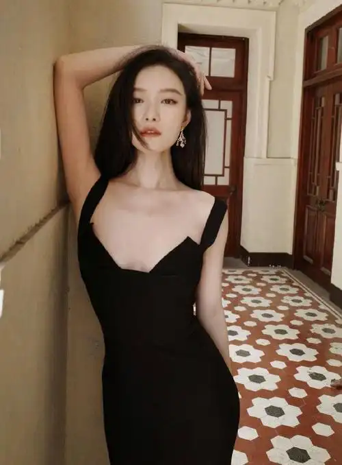 组图倪妮黑色鱼尾长裙秀白皙美背莞尔回眸演绎风情万种