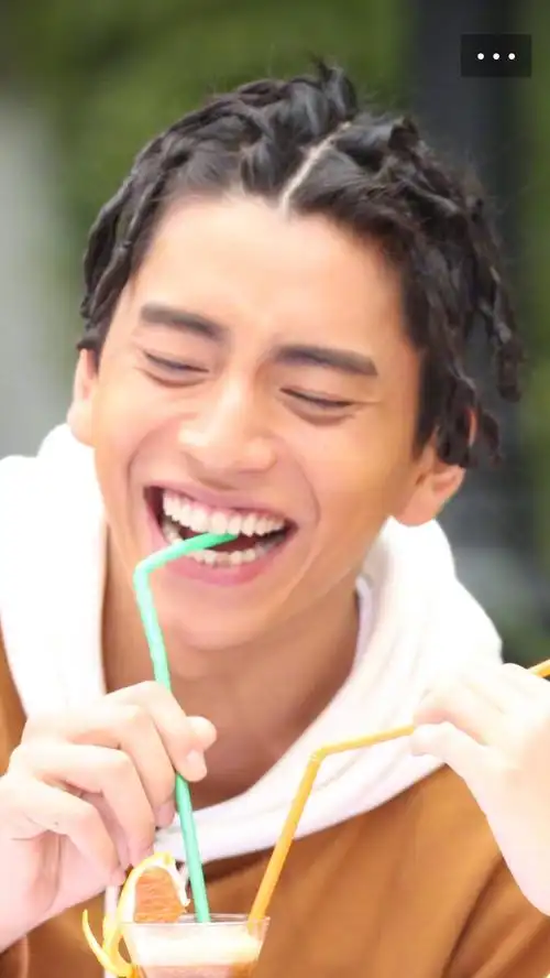 王大陆现在走的什么风格啊.原来嘴不大啊?