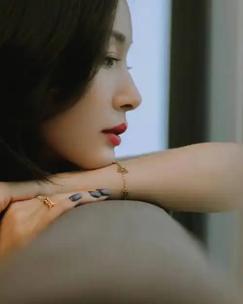 王子文很适合中长发,一身小黑裙优雅大方,金耳环大红唇复古摩登_黑色