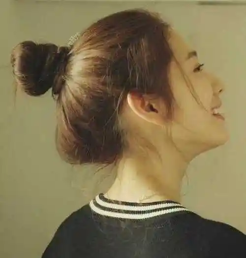 适合人群:头发少的女生,小脸女生 丸子头经过蓬松处理,出来的丸子贩