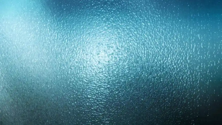 简约纯色背景的个性水珠创意设计桌面壁纸高清