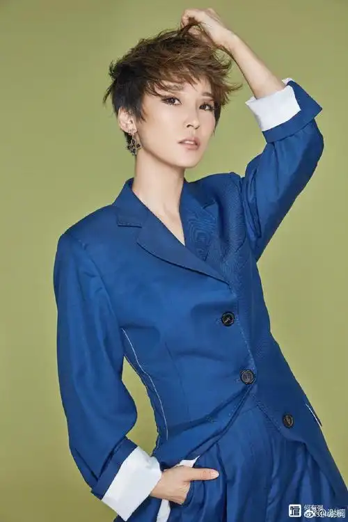 谢楠真不像两个孩子妈,超短发搭配一字肩连衣裙,35岁秒变18岁