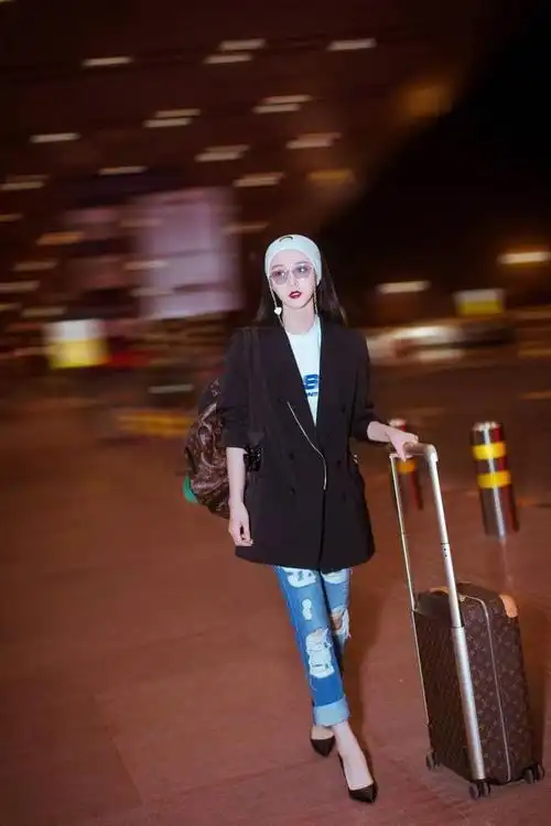 范冰冰机场高调凹造型西装外套加头巾太个性一般人驾驭不来