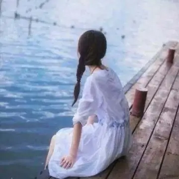 女生面向大海背影微信头像