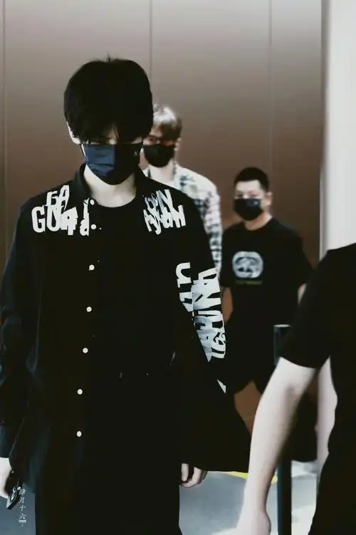 张真源顺毛全黑机场造型