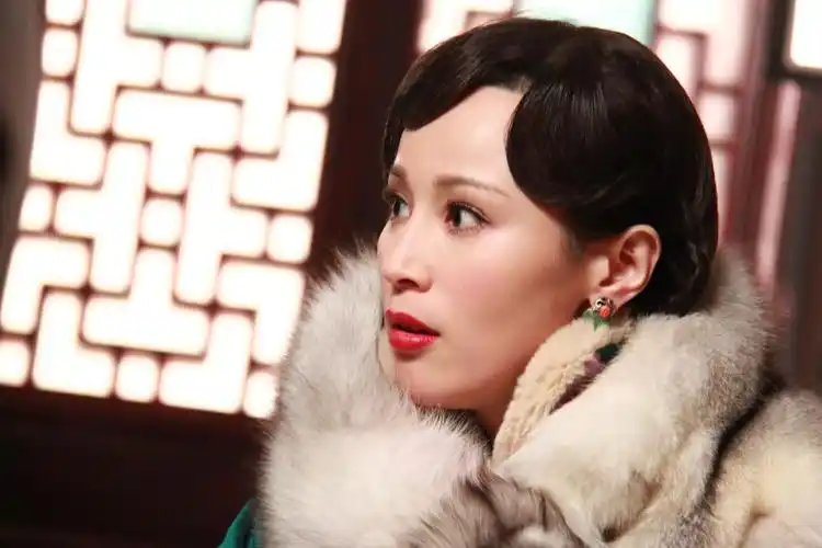 于浙江省金华市浦江县,毕业于浙江省艺术学院越剧表演班,中国女演员