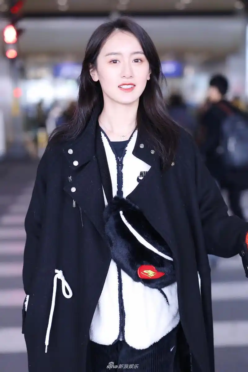 袁冰妍涂红唇歪头甜笑显呆萌 一身毛绒装扮时尚可爱