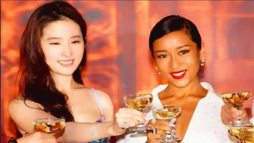 吉克隽逸和刘亦菲成史上最尴尬同框一黑一白简直不要太明显了