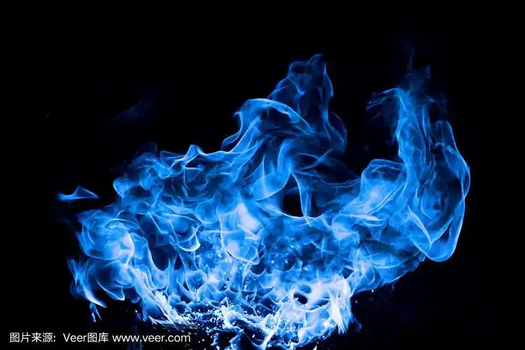 黑色背景上的蓝色火焰