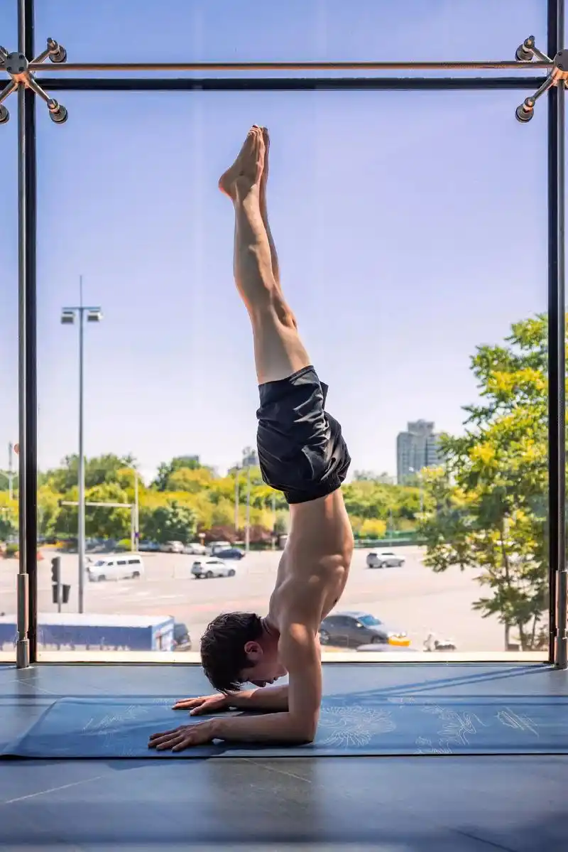 男生写真,阳光下的瑜伽.保持健康身体,释放 - 抖音