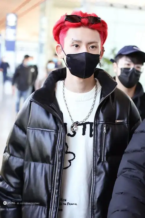 街拍小鬼王琳凯黑色羽绒服白色字母毛衣帅气有型