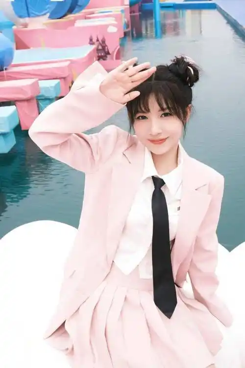 赖美云丸子头配粉色小西装 俏皮甜美学院风就这么穿_造型_写真_百褶