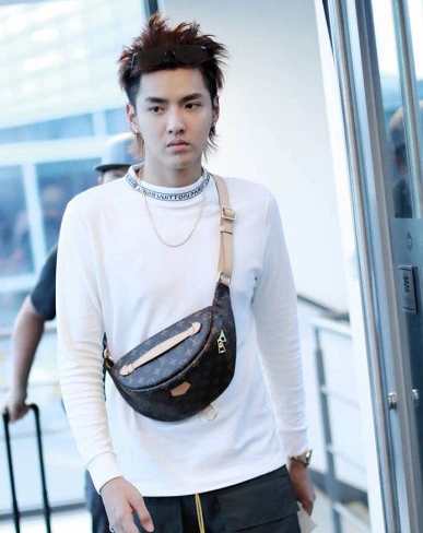 吴亦凡现身机场,这次的风格更hiphop,网友:电鳗果然讲究!