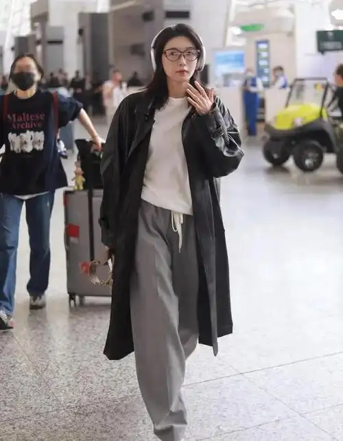 江疏影机场私服,松弛舒适的早春穿搭!_网易订阅