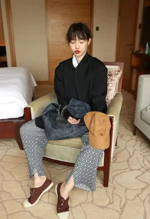 复出后的白百合,私服出圈了,变身穿搭博主状态真好!