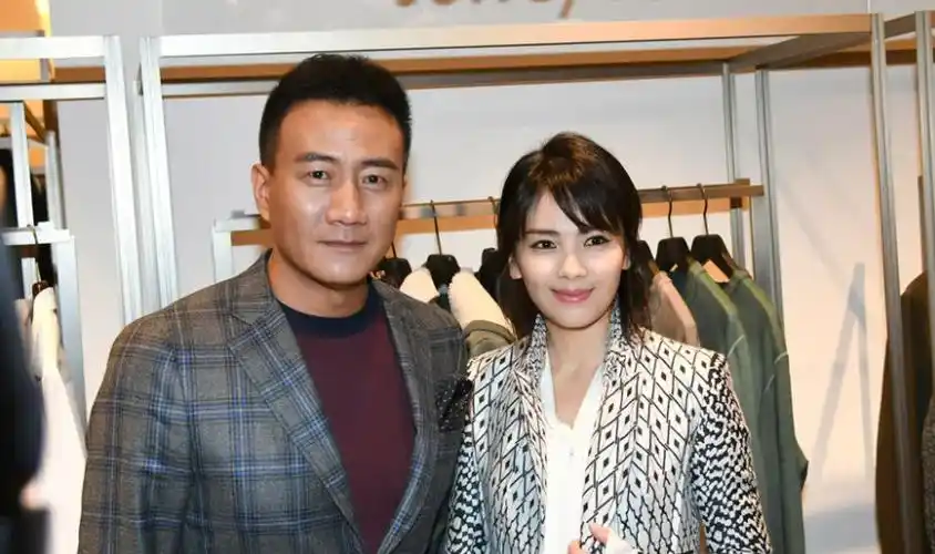 回顾演员胡军怜香惜玉不过绅士风度守护爱情娇妻才是唯一