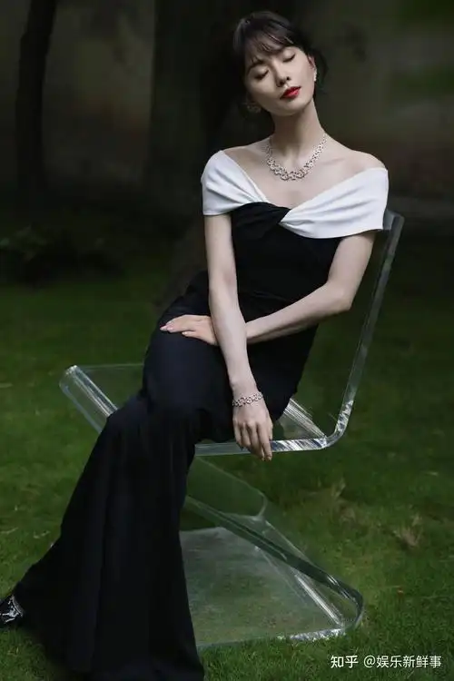 刘诗诗亮相上海品牌活动温柔大气风采绝佳