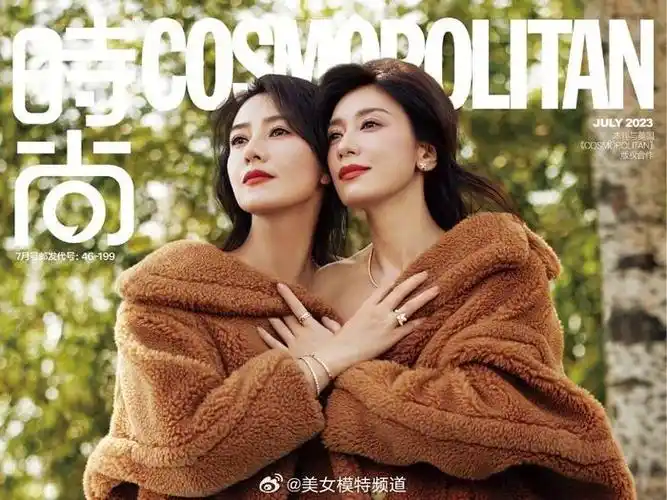 高圆圆贾静雯合体同穿一件大衣互动亲密太养眼