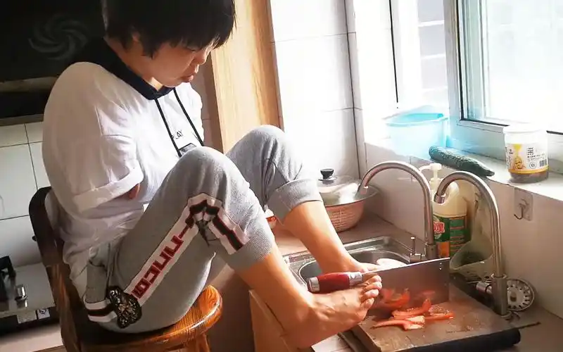 无臂女孩用脚做饭没有手臂却做出了一菜一汤你敢吃吗