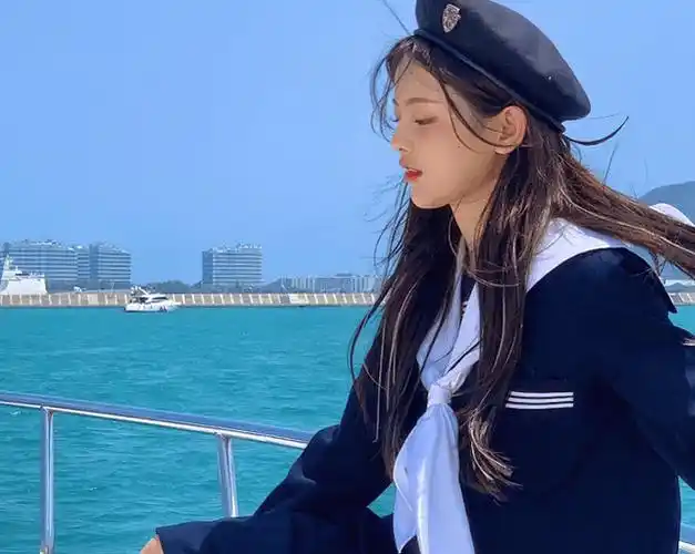 原创杨超越海边自拍阳光下皮肤白皙美滑生图比开了美颜还让人羡慕