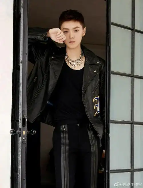 鹿晗干练短发搭配机车皮衣02霸气酷帅